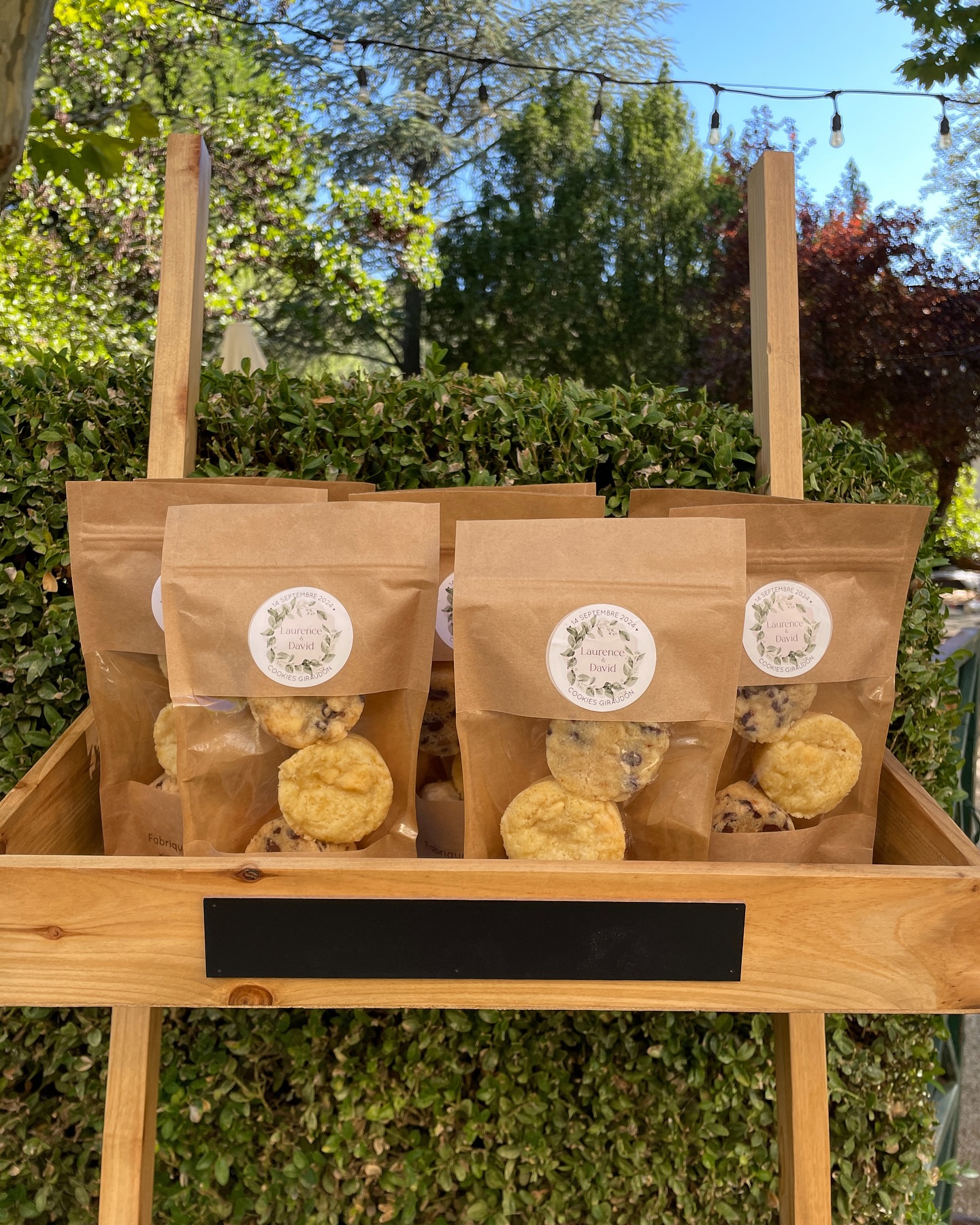 Remerciez vos invités avec nos cookies dans un écrin personnalisé ! 🎁

Nos Cookies Giraudon s’invitent dans vos plus beaux événements pour ajouter une touche sucrée et gourmande. 

Une attention qui ravira vos convives et laissera un délicieux souvenir gourmand ! ✨

 Faits maison à Gémenos (13)
📍Disponibles dans plusieurs points de vente
💌 Plus d’infos sur notre site web (lien dans notre bio)

#CookiesGiraudon #food #CookiesAvecAmour #GourmandiseAuthentique #homemadewithlove #CookiesArtisanaux #FaitAvecAmour #Gémenos #CuisineArtisanale #marseille #MadeInFrance