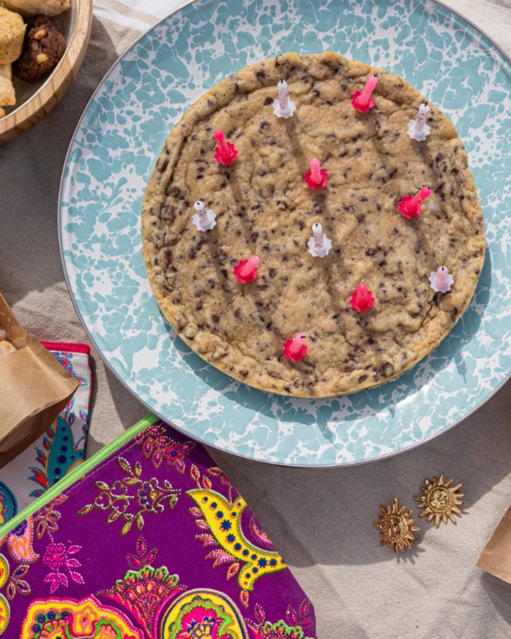 Et si l’on cassait les codes du gâteau d’anniversaire classique ? Soufflez vos bougies sur nos Cookies XXL ! 🎂

🍪 Faits maison à Gémenos (13)
📍Disponibles dans plusieurs points de vente
💌 Plus d’infos sur notre site web (lien dans notre bio)

#CookiesGiraudon #Bonheur #CookiesAvecAmour #GourmandiseAuthentique #homemadewithlove #CookiesArtisanaux #FaitAvecAmour #Gémenos #CuisineArtisanale #marseille #MadeInFrance