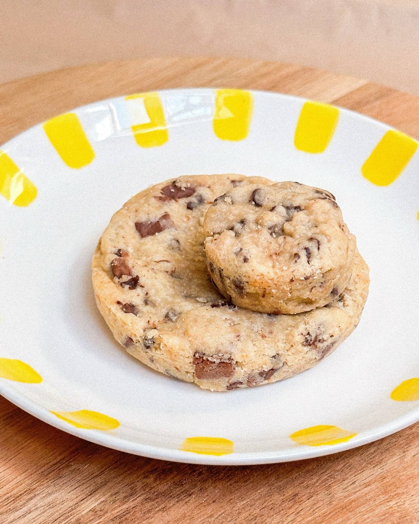 Petit ou grand, chez Cookie GIRAUDON, il y en a pour toutes les envies !✨ 

Que vous craquiez pour nos grands cookies ou préfériez nos petits cookies, une chose est sûre : chaque bouchée est un pur bonheur ! 😋

🍪 Faits maison à Gémenos (13)
📍Disponibles dans plusieurs points de vente
💌 Plus d’infos sur notre site web (lien dans notre bio)

#CookiesGiraudon #food #CookiesAvecAmour #GourmandiseAuthentique #homemadewithlove #CookiesArtisanaux #FaitAvecAmour #Gémenos #CuisineArtisanale #marseille #MadeInFrance #chill 
#automne  #home #the