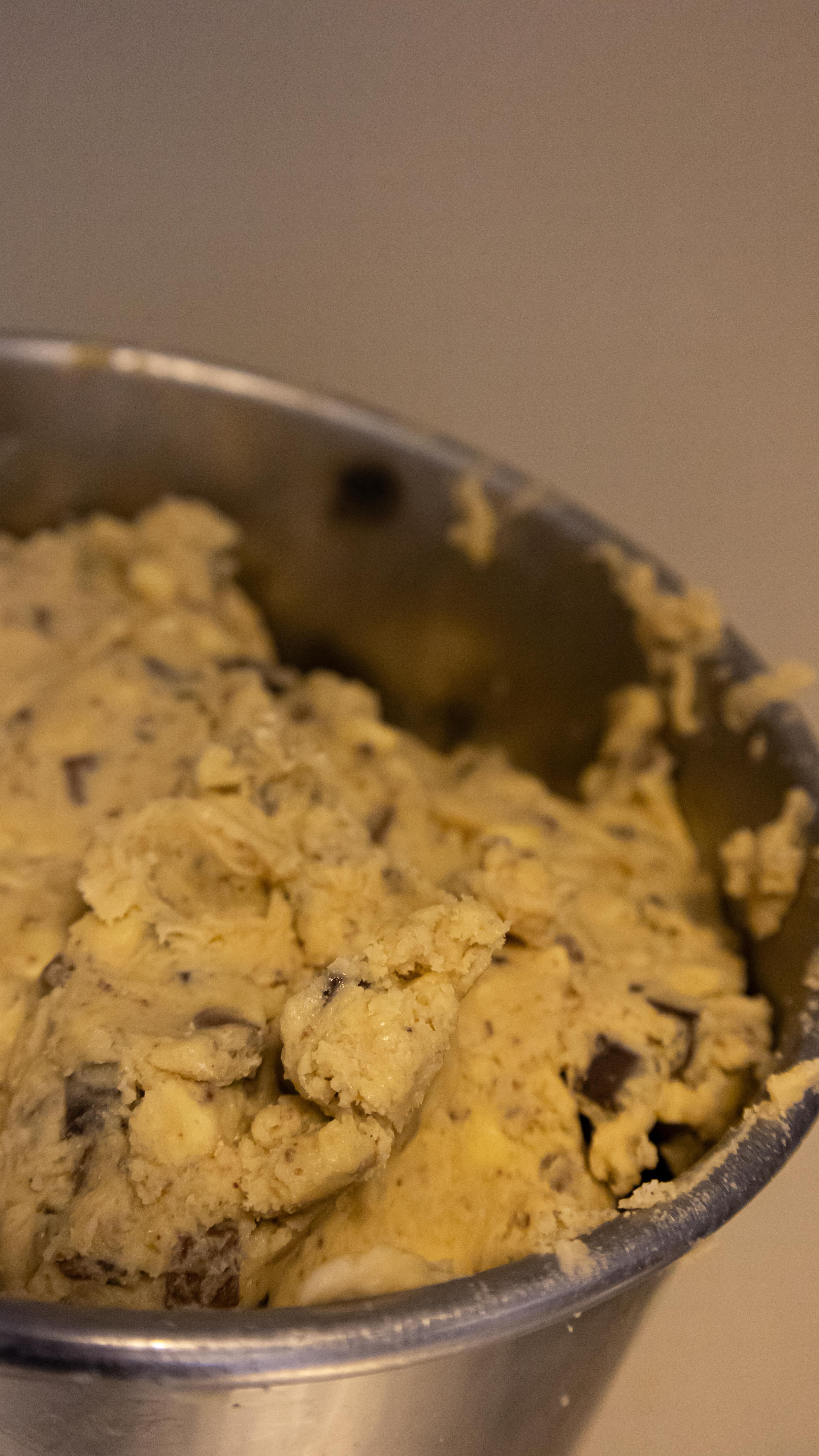 BACKSTAGE préparation cookies 3 chocolats amandes👨🏼‍🍳 

À l’atelier, notre maître cookie s’active pour vous préparer les merveilleux Cookies Giraudon ! 🍪

🍪 Faits maison à Gémenos (13)
📍Disponibles dans plusieurs points de vente
💌 Plus d’infos sur notre site web (lien dans notre bio)

#CookiesGiraudon #backstage #préparationcookies #CookiesFaitsMaison #CookiesArtisanaux #FaitAvecAmour #Gémenos #RecetteAuthentique #Gourmands  #CuisineArtisanale #marseille #MadeInFrance #CookiesAddict