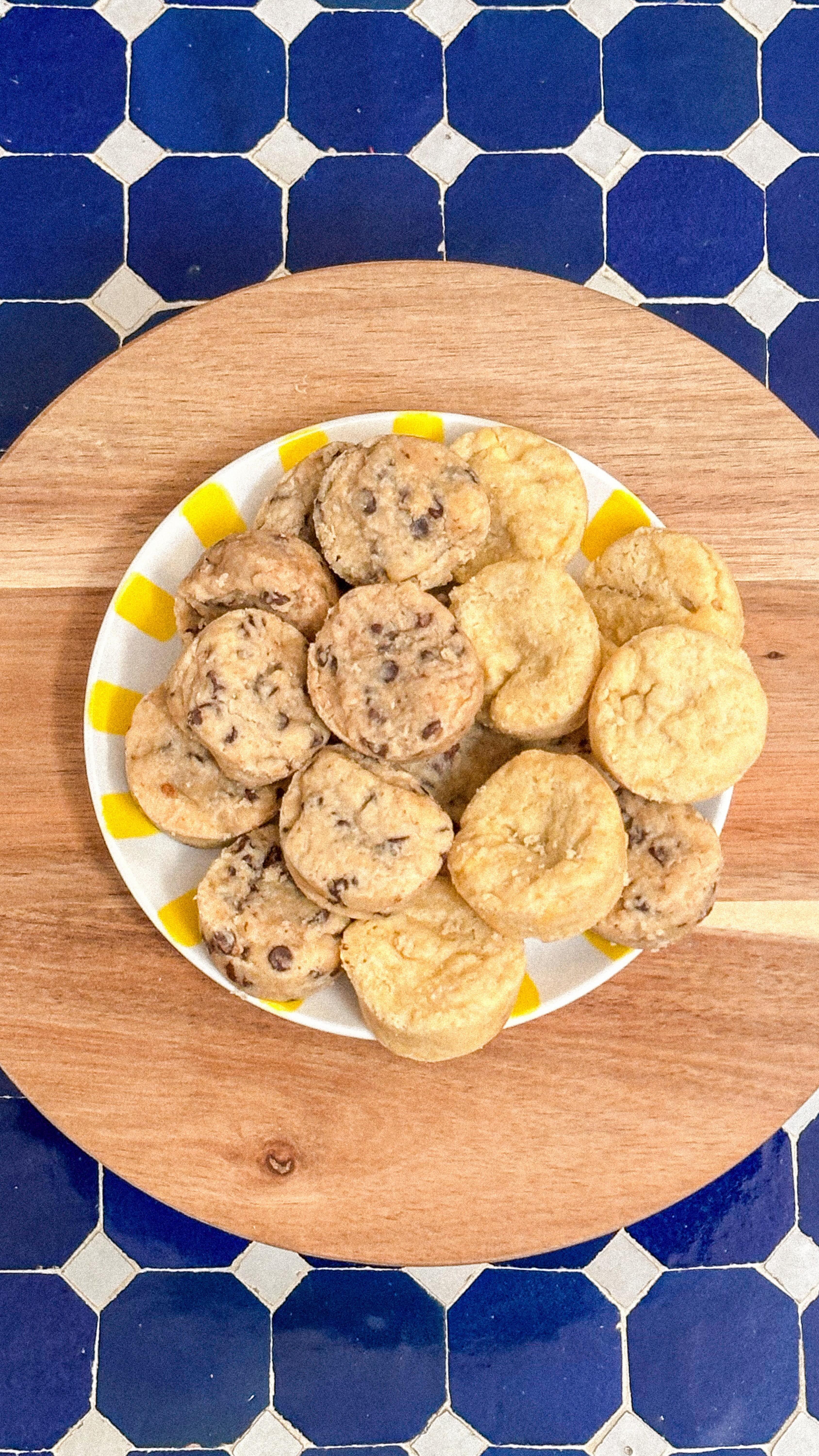 Un à un, ces Cookies prennent place pour un moment de pur bonheur ! ❤️ 

Prêts à vous régaler, il ne vous reste plus qu’à craquer !

 Faits maison à Gémenos (13)
📍Disponibles dans plusieurs points de vente
💌 Plus d’infos sur notre site web (lien dans notre bio)

#CookiesGiraudon #food #CookiesAvecAmour #GourmandiseAuthentique #homemadewithlove #CookiesArtisanaux #FaitAvecAmour #Gémenos #CuisineArtisanale #marseille #MadeInFrance