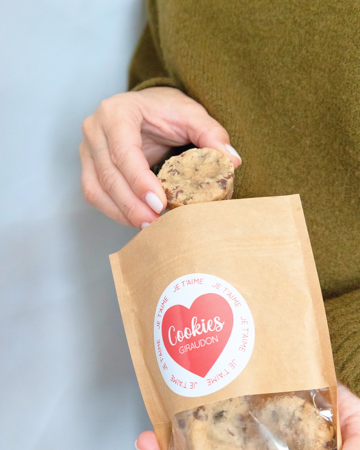 Avec Cookies Giraudon, 

Personnalisez vos paquets pour des occasions particulières 🍪

Une petite intention, qui fera très plaisir ! 💖

🍪 Faits maison à Gémenos (13)
📍Disponibles dans plusieurs points de vente
💌 Plus d’infos sur notre site web (lien dans notre bio)

#CookiesGiraudon #CookiesFaitsMaison  #homemadewithlove #CookiesArtisanaux #FaitAvecAmour #Gémenos #RecetteAuthentique #Gourmands  #CuisineArtisanale #marseille #MadeInFrance #cookiesaddict
